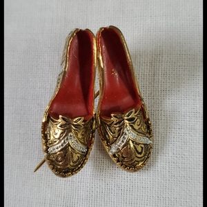 Costume brooch heel shoes